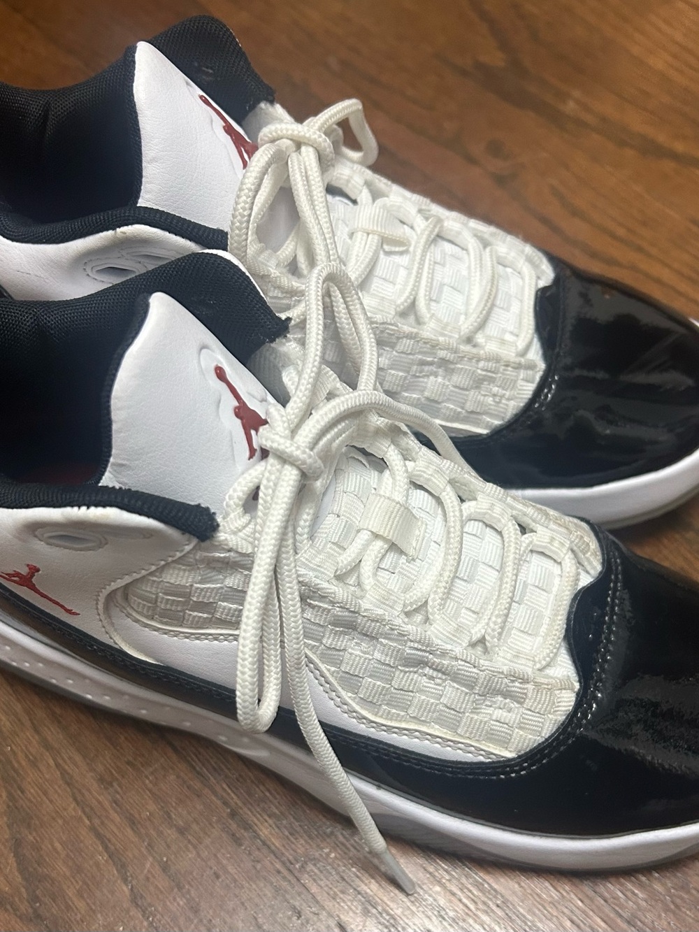 Jordan Max Aura 2 GS White Black Gym Red Sneakers Size US 4Y / Women’s  5.5–6